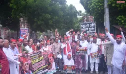 गांधी प्रतिमा पर ताला, बारिश में भी सपा का प्रदर्शन