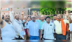 मांगों को लेकर ऑटो-लोडर चालकों का परिवहन आयुक्त कार्यालय पर प्रदर्शन