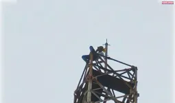 100 फीट ऊंचे बीएसएनएल टावर पर 19 घंटे तक डटा रहा युवक