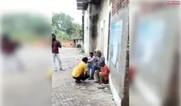 ड्रमंडगंज बाजार मे  दुर्गा माता मंदिर के पास सड़क पर बैठकर खुले में बेवड़ा पीते हैं दारू दारू पीकर करते हैं बवाल। 