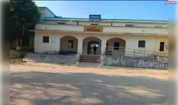 मलिहाबाद रेलवे स्टेशन के पास ट्रेन से गिरा युवक