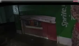 दुकान का शटर तोड़कर पान मसाला और गुल्लक में रखे लाखों रुपये चोरी