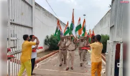 जिला कारागार में निकली तिरंगा यात्रा, बंदियों ने पुष्पवर्षा कर किया स्वागत
