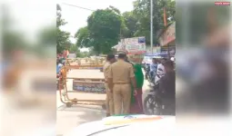 मलिहाबाद में दारोगा प्रकाश व सिपाही आशीष मलिक ने बैरिकेडिंग लगाकर रोकी तिरंगा यात्रा 