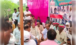 सड़क निर्माण की मांग पर किसानों का धरना तीसरे दिन भी जारी