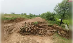 बाढ़ में टूटी सड़क नहीं बनवाई गई, लायन से बनवा जाने वाले मार्ग पर बढ़ी ग्रामीणों की परेशानी