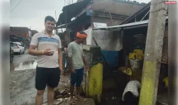 ड्रमंडगंज में जलभराव से ग्रामीण परेशान, जाम नालियों की सफाई के लिए लोगों को खर्च करना पड़ रहा अपना पैसा