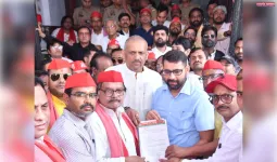 कानपुर में कलेक्ट्रेट पर सपाइयों का हल्लाबोल, CEC पर गंभीर आरोप लगाकर राष्ट्रपति के नाम सौंपा ज्ञापन