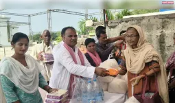 फैजुल्लागंज में बाढ़ प्रभावितों की मदद के लिए आगे आए पूर्व पार्षद जगलाल यादव