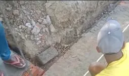 मानक के विपरीत बन रहा प्राथमिक विद्यालय, ग्रामीणों ने लगाया घटिया सामग्री के इस्तेमाल का आरोप