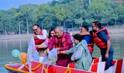 गोमती नदी में छोड़ी गईं 50 हजार मछली अंगुलिकाएं, जलीय जैव-विविधता संरक्षण को मिलेगा बढ़ावा