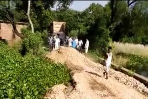 पीडब्ल्यूडी विभाग की लापरवाही से तीन माह पूर्व बना पुल नदी में बहा 