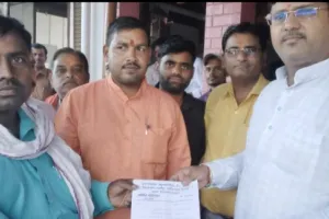 विधायक को ज्ञापन देकर सड़क व श्मशानघाट मरम्मत कराने की मांग