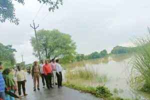 घाघरा नदी का जलस्तर बढ़ने से किसानों की फसलें पानी में डूब कर हुई बर्बाद