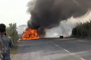 कार बाइक में सीधी टक्कर धू धू कर जल उठा दोनो वाहन 