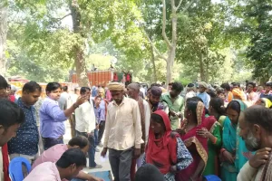 खड्डा : बाढ़ राहत सामग्री पाकर गरीबों का खिल उठा चेहरा 