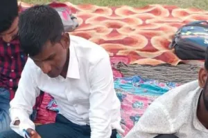 पडरौना : छात्र संघ चुनाव को लेकर छात्रों ने प्राचार्य की तस्वीर पर लिखी अपत्तिजनक टिप्पणी