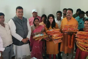 जरूरतमंद छठ महाव्रतियों को सदर विधायक का अनूठा तोहफा, हजारों व्रतियों के घर तक पहुंचाया पूजन साड़ी