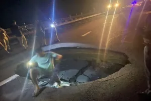 पूर्वांचल एक्सप्रेस वे नहीं झेल सका पहली 12 घंटे की बरसात, 15 फीट धंसी सड़क में फंसी कार