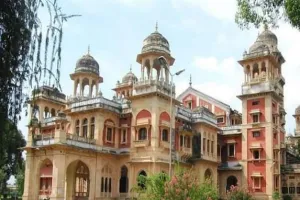 इविवि: फ़ीस माफ़ि के लिए छात्र करें आवेदन।