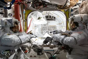 अंतरिक्ष स्टेशन में पहली बार एक साथ 6 अंतरिक्ष यात्री हुए एकत्रित 