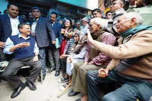 दिल्ली की जनता ने किया सवाल, आपका मफलर कहाँ हैं ? अरविंद केजरीवाल ने दिया जवाब 