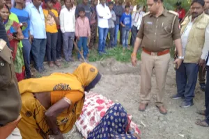 तीन दिनों से गायब महिला का शव खेत में गड़ा मिला