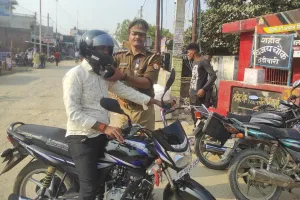 पुलिस ने हेलमेट पहनाकर राहगीरों को किया जागरूक