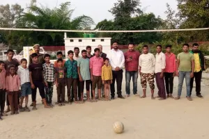 शीतकालीन भ्रमण के दौरान एसडीएम ने बच्चों के साथ खेला वॉलीबॉल
