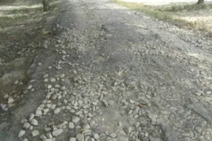 गिट्टी डालकर सड़क बनाना भूला  पी डब्लू डी विभाग