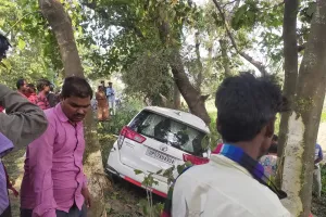 कुशीनगर : इनोवा कार दुर्घटनाग्रस्त दो महिला हुई चोटिल