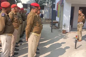 यातायात सुरक्षा को लेकर पुलिस चौकन्ना लगाएं गए पेड़ो पर रिफ्लेक्टर टेप 