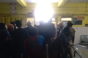 पुआल लदी ट्रैक्टर ट्राली की चपेट में आकर युवक की हुई मौत