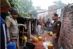 महुये से बना रहे  शराब, को पुलिस ने महिला समेत तीन कारोबारी को पकड़ा