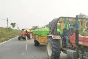 बिहार से यूपी में बेखौफ फर्राटे रही ओवरलोड बालू एक्सप्रेस ट्रैक्टर ट्राली 