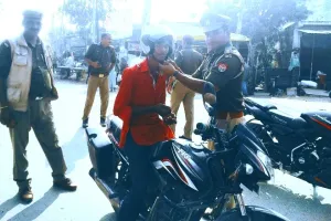 पुलिस ने चलाया हेलमेट जागरूकता अभियान