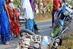 पडरौना : बाइक की भीषण टक्कर में दो की दर्दनाक मौत 