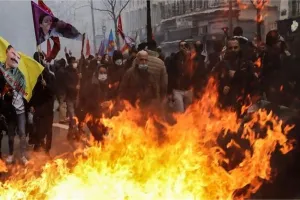 क्रिसमस पर कांप उठा पेरिस: जमकर हुई तोड़फोड़ और आगजनी 