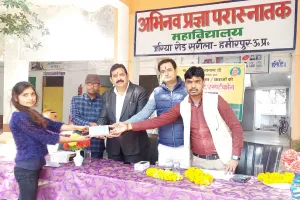 उत्तर प्रदेश सरकार की योजनानुसार अभिनव प्रज्ञा सरीला मैं वितरित हुए निशुल्क स्मार्टफोन