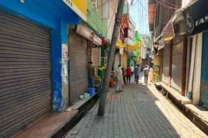 सैल  टैक्स के छापे के डर से बजारों में पसरा रहा सन्नाटा 