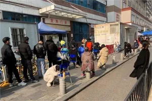 चीन में बढ़ रहा कोरोना का कहर, क्लीनिकों के बाहर तक लगी मरीजों की कतारें