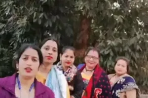 उन्नाव में महिला स्वास्थ्य कर्मियों का पतली कमरिया' गाने पर ठुमके का वीडियो हुआ वायरल