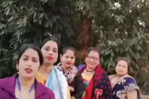 उन्नाव में महिला स्वास्थ्य कर्मियों का पतली कमरिया' गाने पर ठुमके का वीडियो हुआ वायरल