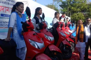 आज राज्य सरकार  प्रज्ञान भारती योजना के तहत धेमाजी जिले के 1244 छात्रों को मुफ्त स्कूटी वितरण