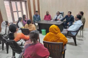 आशा बहुओं एव आंगनवाड़ी कार्यकत्रियों की बैठक कर नियमित टीकाकरण को प्रभावी बनाने के निर्देश