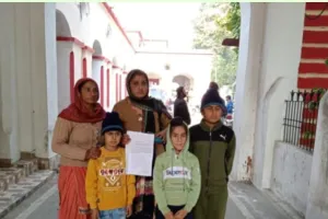 पीलीभीत: कुर्की के खिलाफ जिलाधिकारी से मिलीं महिलाएं और बच्चे