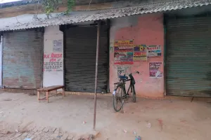 जीएसटी टीम की लगातार छापेमारी से गौरा चौकी बाजार में मचा हड़कंप पसरा सन्नाटा