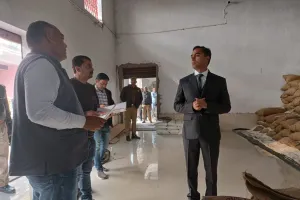 डीएम ने किया राइस मिलों का औचक निरीक्षण, मिल की पूर्ण क्षमता के अनुसार धान कूटाई का दिया निर्देश