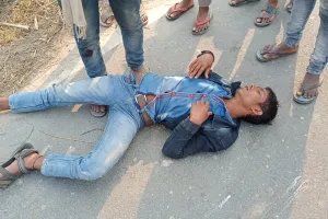 एक्सीडेंट: लौकरियां थाना क्षेत्र के तीन युवक मार्ग दुर्घटना में घायल, दो की हालत गंभीर  