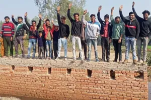 पुरनपुर अधूरी पुलिया छोड़ ठेकेदार गायब, नाराज लोगों ने किया प्रदर्शन